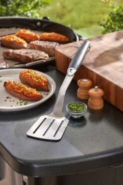 Weber® Premium Barbecuespatel - Roestvrij Staal, Zwart -Weber BBQ Wereld weber premium barbecuespatel 1615542800 2 l